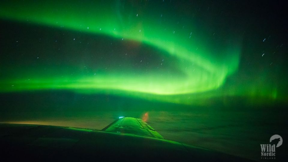 northern-light-by-plane